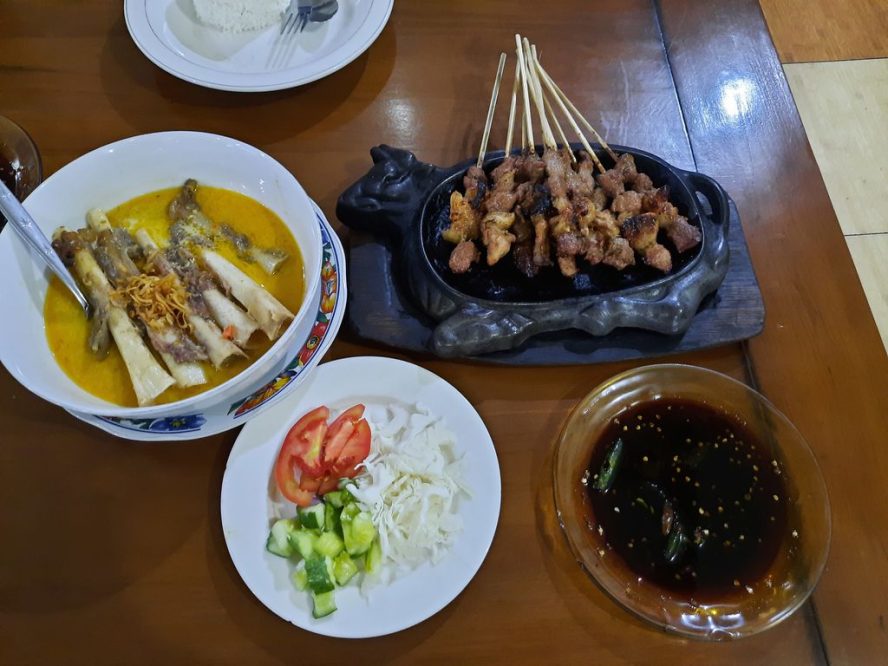 Sate Legendaris Pak Kadino: Rasa yang Menggigit Jiwa di Adipala
